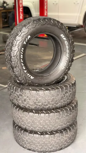 Jogo pneus BF Goodrich 235/70 R16 usados perfeitos 