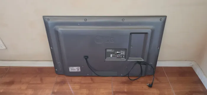Televisão LG 42" tela trincada.