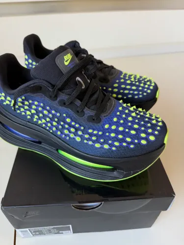 NIKE VOMERO PREMIUM QS ?BLACK VOLT GLOW