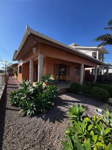 Casa averbada com 3 dormitórios sendo 1 suíte à venda, 225,68 m² por R$ 1.400.000,00 - Zon