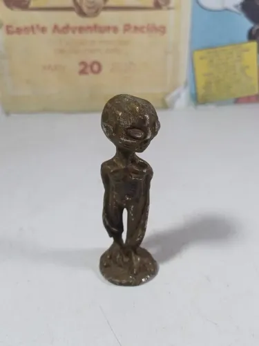 Escultura em formato de E.T em metal - item de coleção