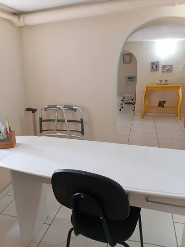 Vendo Escrivaninha na cor branca.