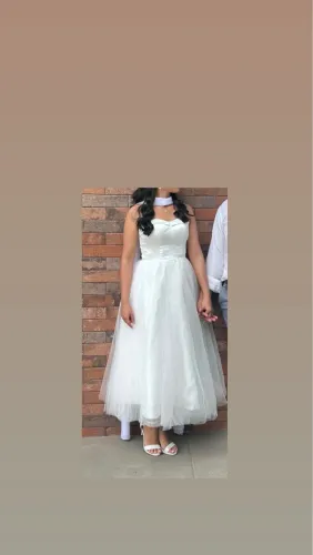 Vestido de casamento com acessório de cabelo