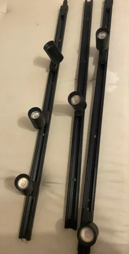 3 trilhos de iluminação com spots direcionáveis. 2,78 com 6 focos de luzes