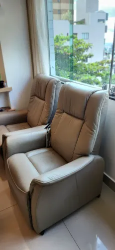 2 Poltronas reclináveis elétrica couro