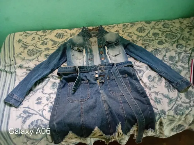 Jaqueta e saia jeans