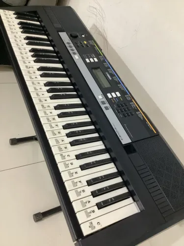 Teclado YAMAHA PSR E243 (TEM ENTRADA MID)