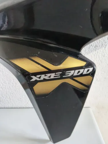 Vende -se uma carenagem da moto XRE 300 ano 2013 modelo 2014 original Honda preta.