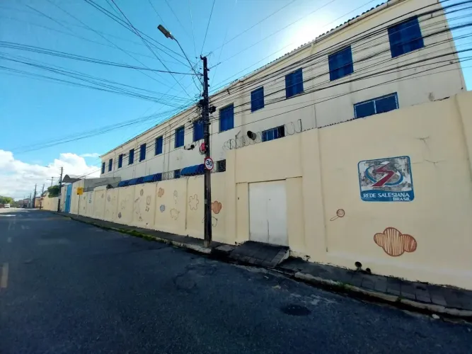 (PC2412) Um Prédio Comercial medindo 1000m²