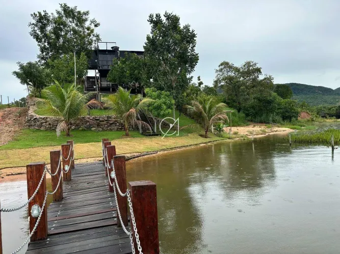 VENDE-SE CHÁCARA À BEIRA DO LAGO COM PRAIA PARTICULAR E PIER PRIVATIVO