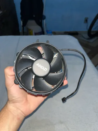 Cooler da AMD, com pasta térmica já aplicada. Funcionando perfeitamente.
