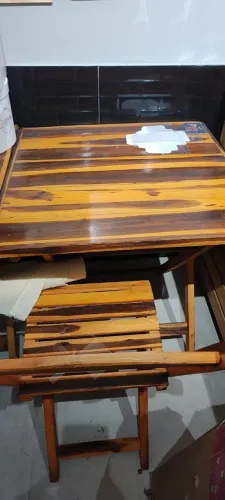 Mesa com 4 cadeiras (Madeira) - impecável