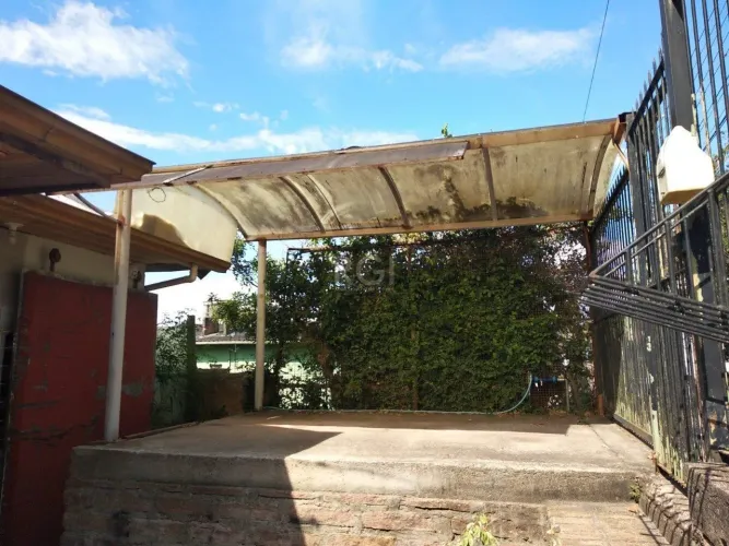 Casa 2 dormitórios, garagem coberta, terreno 621m² bairro Camaquã, Porto Alegre