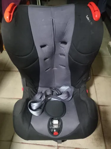 Cadeirinha infantil para carro.