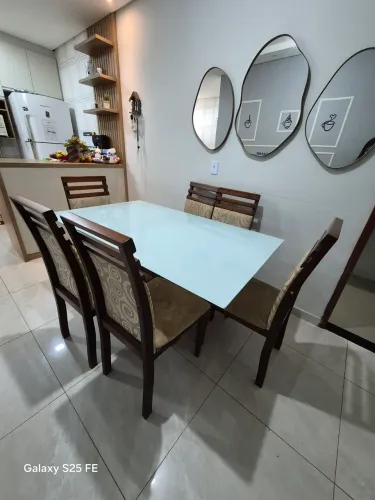 Mesa com 6 cadeiras