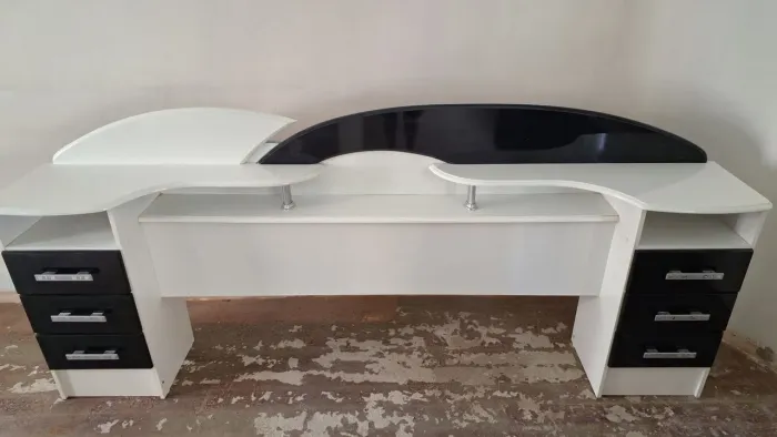 cabeceira de cama com gavetas