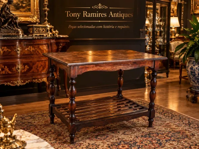 MESA DE APOIO EM MADEIRA MACIÇA - ESTILO COLONIAL.