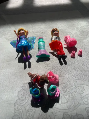 Polly Pocket Kit Cachorro Fantasias Combinadas com 2 bonecas e 4 roupinhas