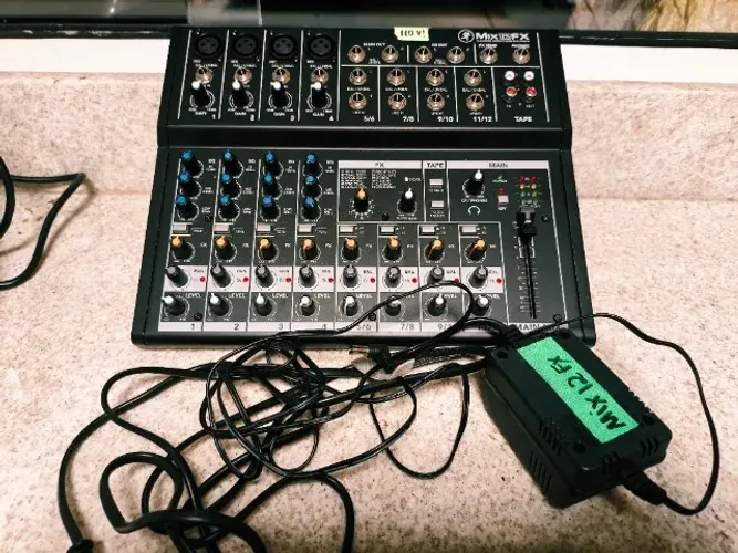 Mesa de Som Mackie MIX-12FX - 12 Canais zerada com fonte