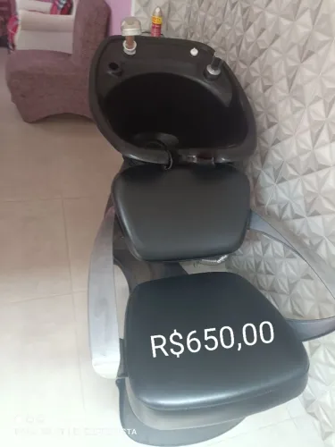 Lavatório e cadeira de espera