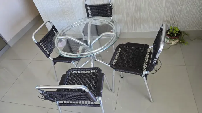 Conjunto de mesa com 4 cadeiras