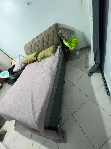 Cama com base e cabeceira 