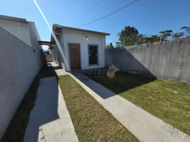 Casa no Golfinhos para locação com 02 dormitórios e 2 vagas - Caraguatatuba