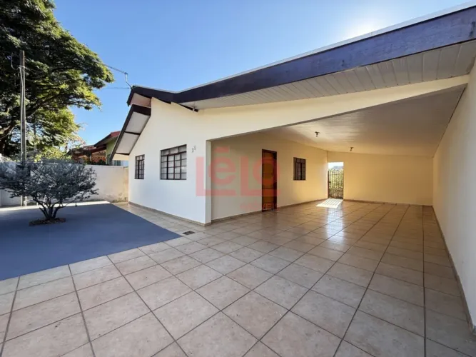 Casa 03 quartos terreno inteiro - Proximo a avenida das Torres
