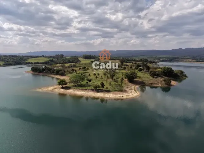 Propriedade Exclusiva de 20.000 m² com 600 m de Praia Natural à Margem da Represa