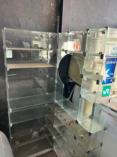 Balcão de vidro tipo caixa em L