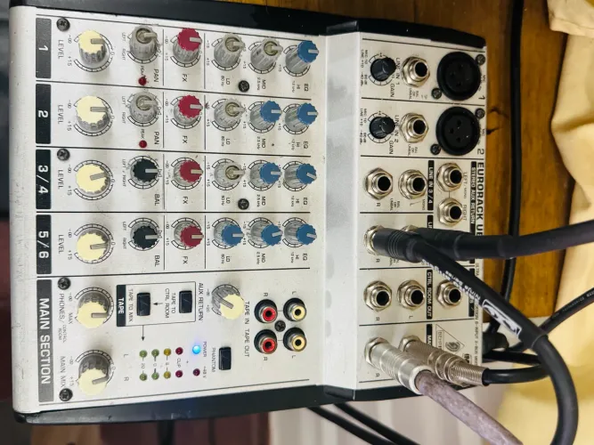 Mesa de som Behringer Eurorack UB802