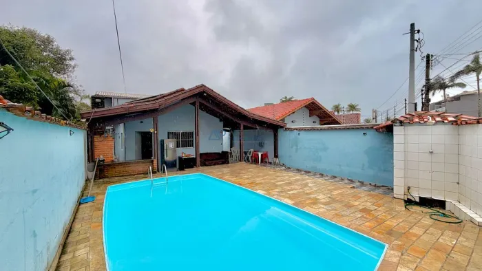 Casa à venda em Praia Grande com piscina, 2 dormitórios, 1 suíte com edícula