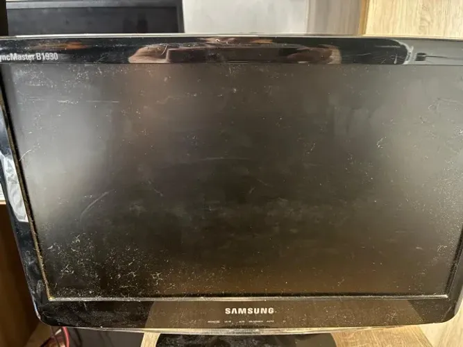 Monitor Samsung B1930 18.5" LCD - Funcional (3 Linhas Dead Pixel) - Preço Justo
