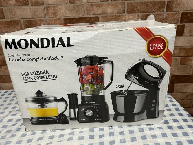 Vendo kit cozinha, que vem um liquidificador, batedeira e um extrator de suco.