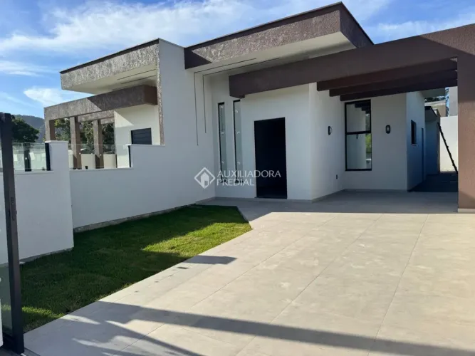 Casa Nova com Alto Padrão de Acabamento no Rio Vermelho - Florianópolis