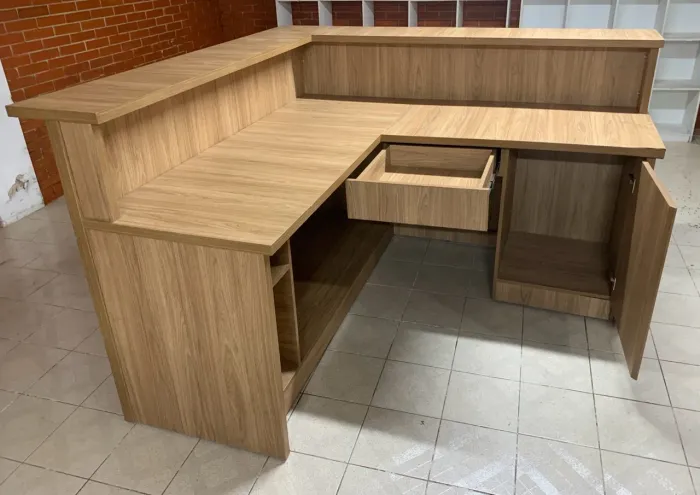 Balcão L em MDF reforçado de 30mm de espessura.