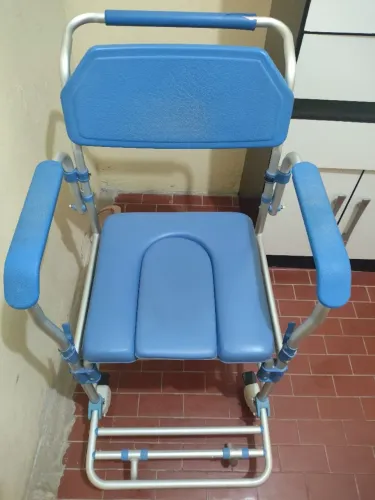 Vendo cadeira de banho hospitalar