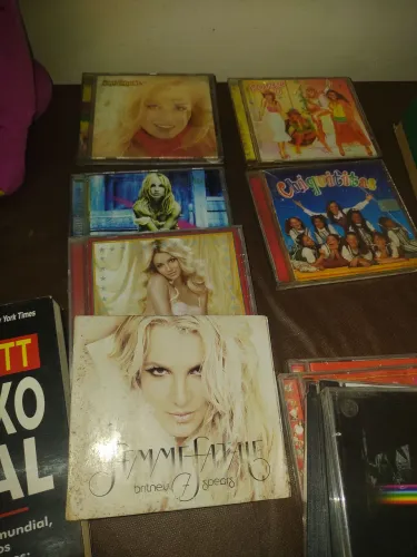 Cds da Britney Spears, original, varios, bom estado. E outros.