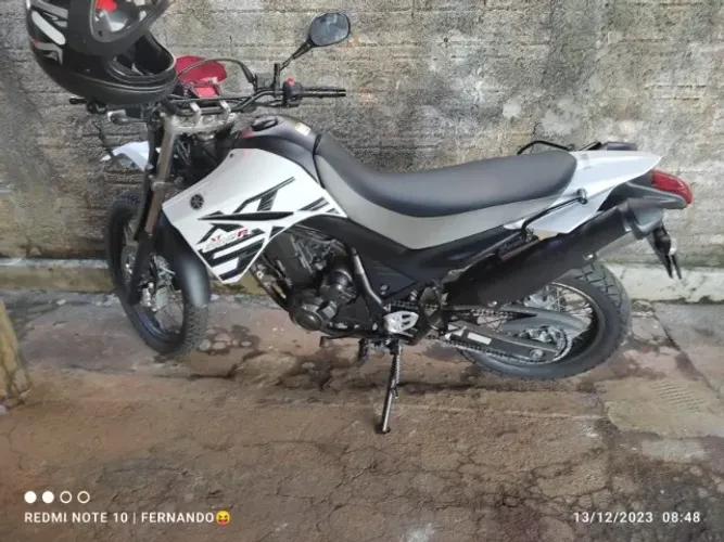 Moto muito conservada sem nada pra fazer