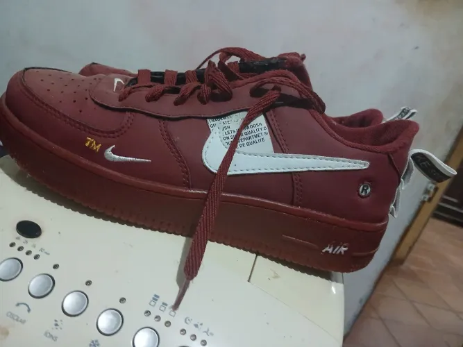 Nike air force, sem palmilha e o caderno meio desgastado mas nem tanto!