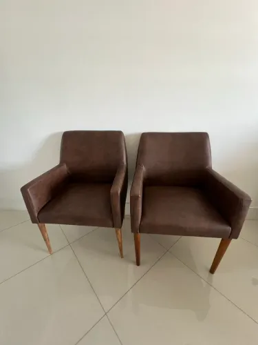 Poltrona de couro sintético