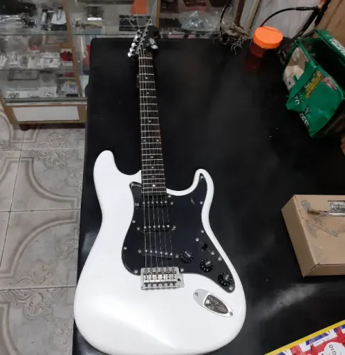 Guitarra Squier com Braço Custom Feito por Luthier