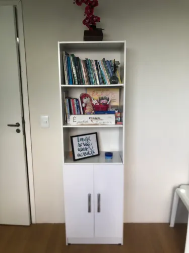 Estante tipo torre para escritório cor branca
