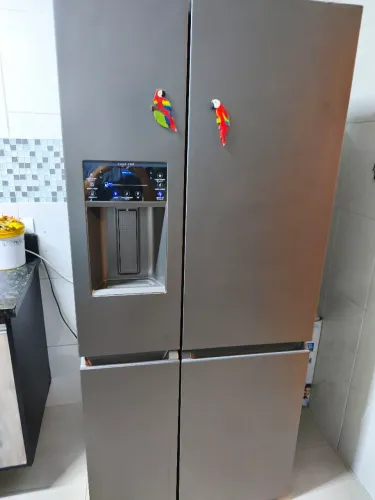 Geladeir Eletrolux com água e gelo na porta 4 portas