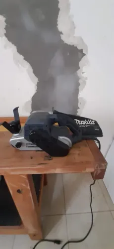 Lixadeira de cinta Makita 