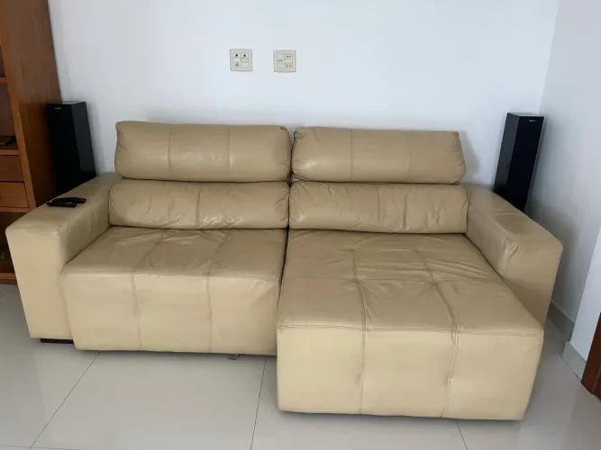 Sofá em couro legítimo com assento retrátil 