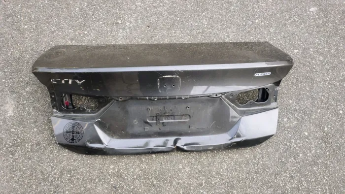 Tampa traseira da mala Honda City 2015 a 2024 original c detalhe