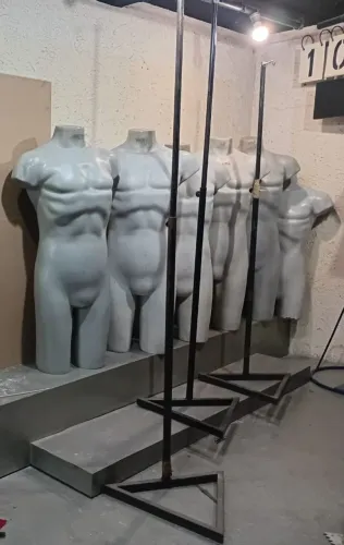 MANEQUINS MASCULINOS COM PEDESTAIS