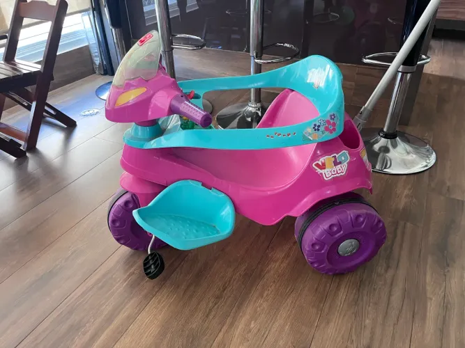 Carrinho com pedal para passeio Velobaby