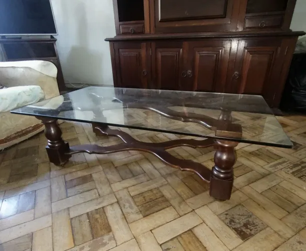 MESA DE CENTRO EM MADEIRA MACIÇA E VIDRO TEMPERADO.